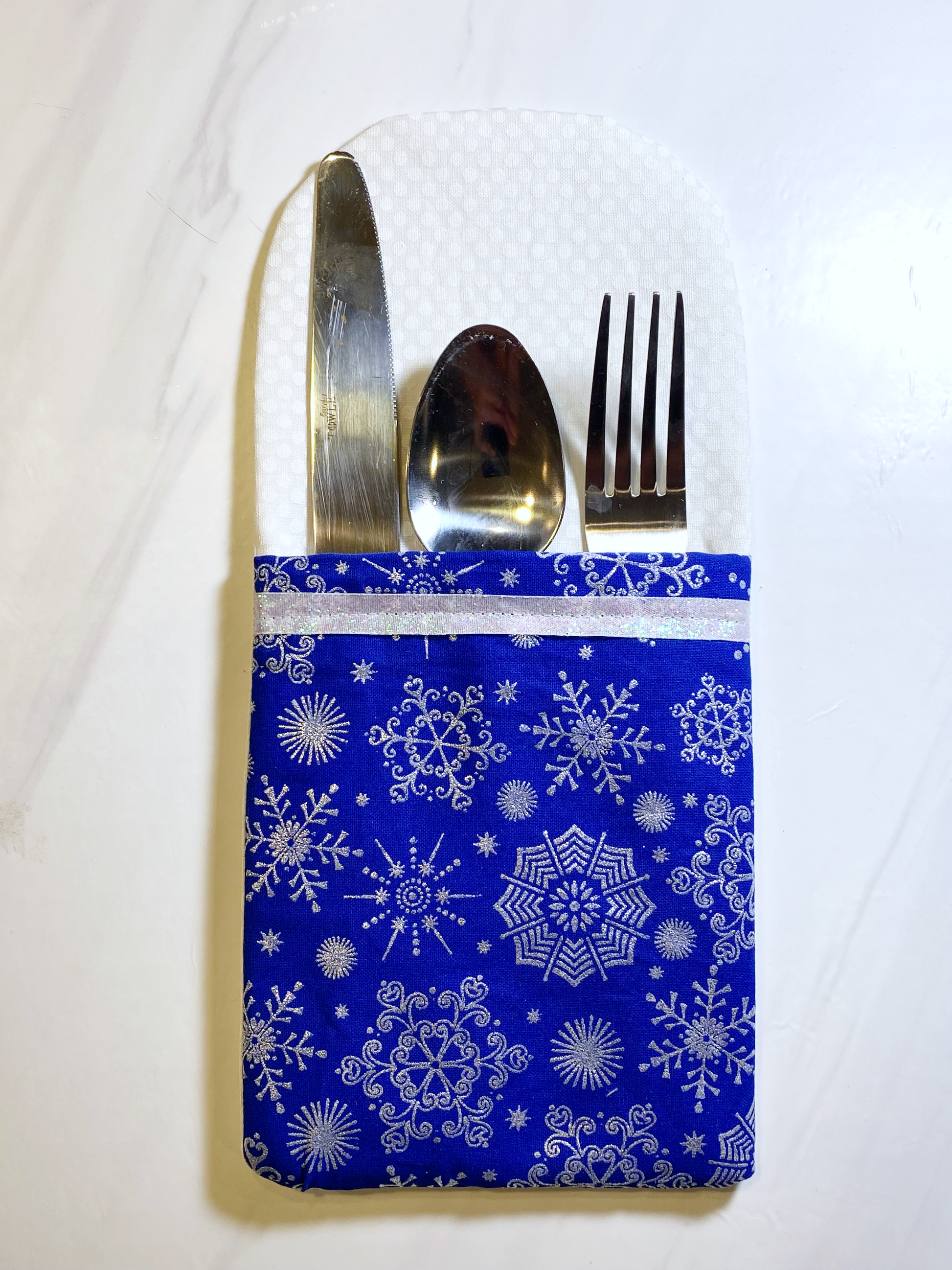 learn to sew a cutlery silverware holder using fabric, easy sewing pattern, pdf sewing pattern, table decor, decoration, easy christmas sewing patterns